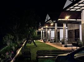 Meghamalhar，位于Mānantoddy的带停车场的酒店