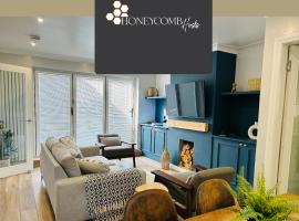 THE SCHOOL HOUSE, DUNDEE- 3 bed bungalow TV's in all rooms, 2 double rooms and one queen size where the bed can be split into 2 twin beds, 2 bathrooms, fully equipped kitchen, FREE off street parking, WiFi, long stay rates available with HONEYCOMB HOSTS，位于布罗迪菲利的酒店