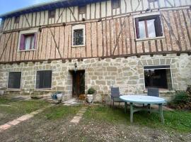 Beautiful large country house 4 bedrooms，位于Teyssode的酒店