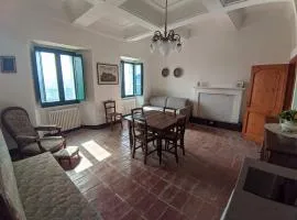 Giardino in piazza, casa in pietra a San Leo