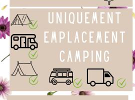 Camping sous les Poiriers，位于栋弗龙的酒店