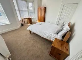 Spacious Private Room - 9 Minutes from Central Bristol