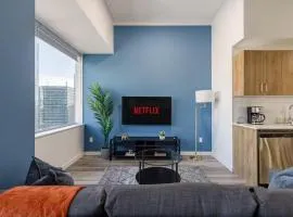 DT Edmonton King Suite with Parking & 100 Walk Score