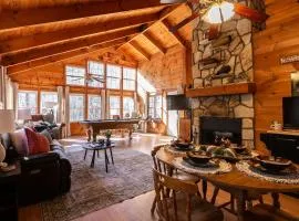 Bear's Den Couples Cabin Hot Tub Pets