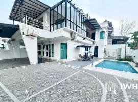 Ipoh Lahat Mines Private Pool Lake Villa by IWH Suites，位于Lahat的酒店