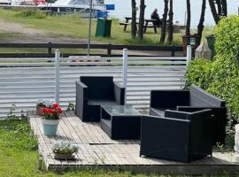 Röda Stugan, granne med badplats och havet，位于卡尔斯克鲁纳的酒店