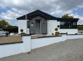 Cherry Chirp Cottage in County Fermanagha，位于Garrison的酒店