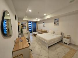 Super Host at Highest Residential Tower in the world, Private Rooms in a Shared apartment，位于迪拜的民宿