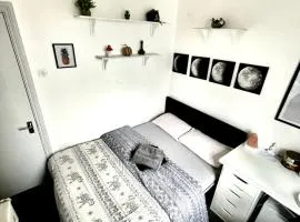 Double Room in a Cozy Apartment , Custom House Harbour Apartments
