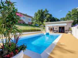 4 Mi to Downtown Chattanooga Vibrant Studio，位于查塔努加的酒店