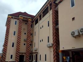 De Zaza Royal Hotel And Suites，位于Isasi的酒店