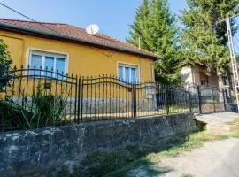 Sárga ház a Kék úton - Becske