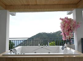 Nuri By The Hills Mountain Retreat with Jacuzzi，位于穆索里的酒店