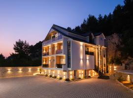Forest Park Hotel Krujë - Nature and Calm at Kruja's Gate，位于克鲁亚地拉那特蕾莎修女国际机场 - TIA附近的酒店