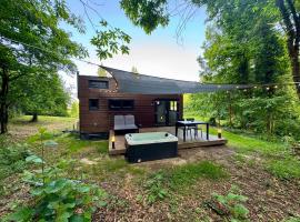Tiny house face &agrave; la for&ecirc;t - &Eacute;vasion nature，位于Marval的带热水浴缸的酒店