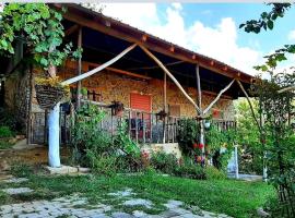 Karma Classic Tiny House above the city，位于泰托沃的酒店