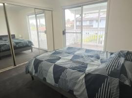 Queen Room with Private Balcony - SW4，位于文特沃斯维尔的酒店