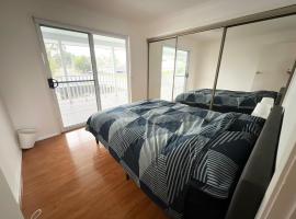 Queen Room in with Balcony and Swimming Pool - SW5，位于文特沃斯维尔的酒店