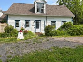 Quaco Cottages-The Shipbuilder's Cottage-Two Century Old Charm，位于St. Martins的酒店