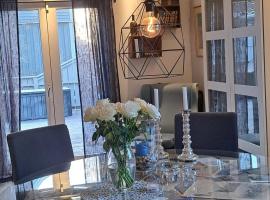 Hjemme koselig og sentralt leilighet，位于腓特烈斯塔的带热水浴缸的酒店