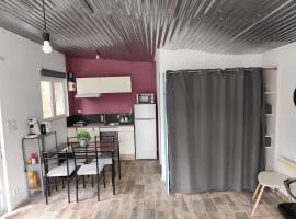 Studio avec terrasse，位于Dampierre的酒店