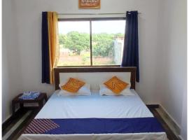 HOTEL K-A-S-H-I-N-E-S-T Near Sarnath Buddhist Temple - Offers Air Conditioned Rooms With Wifi Facility - Parking & Room Service - Prime Location - Best Selling In Varanasi，位于瓦拉纳西瓦拉纳西机场 - VNS附近的酒店