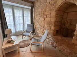 Petite maison au pied du château，位于Salignac Eyvigues的酒店