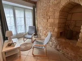 Petite maison au pied du château