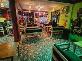 Non Stop Cafe Hostel & Stay，位于马拉里的酒店