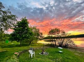 Casa de vacanta 483A, Lacul Surduc，位于Fîrdea的酒店