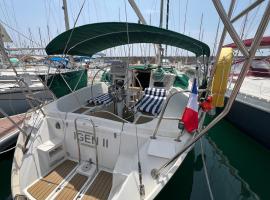 Voilier 36 pieds à Sète au Môle Saint Louis face au Mont Saint Clair，位于塞特港的酒店