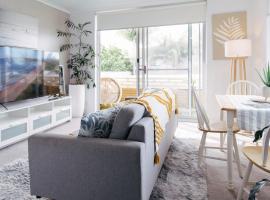 Coastal getaway, tropical palms in Dee Why，位于Deewhy的酒店