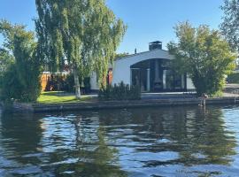 Vakantiehuis Lemmer aan het water，位于莱米尔的酒店