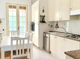 S353 - Sirolo, ampio quadrilocale accessoriato con giardino，位于锡罗洛的酒店