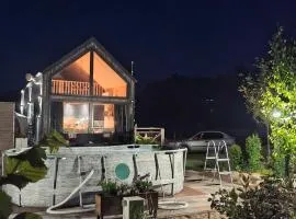 Domek mazurski całoroczny nad jeziorem z jacuzzi SPA