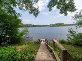 Lakefront Family Escape 3BR Retreat wFirepit & Scenic