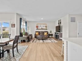 Modern, newer home, King bed, near Indianapolis，位于Pendleton的酒店