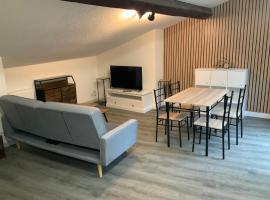 Grand 2 chambres 82m2 centre Foix stationnement juste devant le logement，位于富瓦的酒店