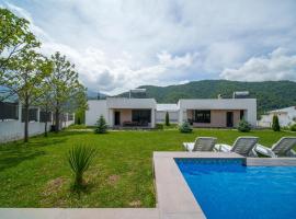 Cinema Pool & Hot Tub Luxe White Villa Dilijan，位于迪利然的酒店