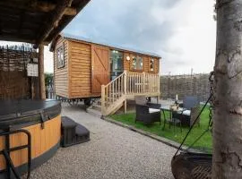 Luxury Shepherds Hut, Hot Tub & Fenced Garden