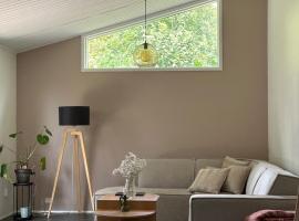 Sjarmerende og hyggelig lite hjem，位于霍尔斯特布罗的酒店