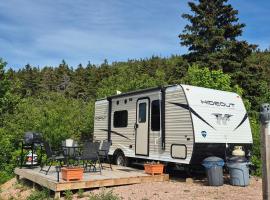 Moceanset Getaways - Elegant, Ocean, Mountain and Sunset Views "Camping Experience"，位于Dingwall的酒店