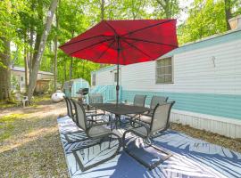 Walk to Manistee Lake Retro Cottage with Fire Pit!，位于卡尔卡斯卡的酒店