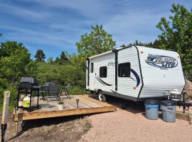 Moceanset Getaways-Beautiful Ocean, Mountain & Sunset Views, "Camping Experience"，位于Dingwall的豪华帐篷营地