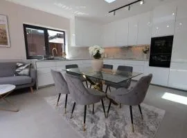 Luxury House for Families and Contractors, NamisSuites Serviced Apartment - Farnborough