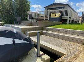Tattershall Lakes Jet Ski Lake 3 Bedroom Cabin with Private jet ski dock，位于塔特舍尔的酒店