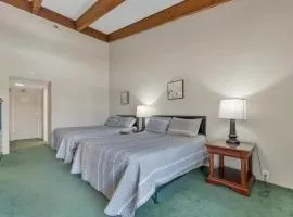 Cedar Lodge Room-Private Balcony Close to Weirs!