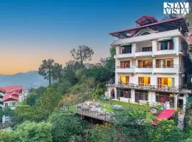 StayVista at Dream Haus with Lawn, Jacuzzi, WiFi