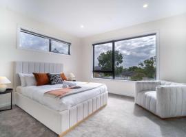 4BR Brand new Townhouse in Ashburton Shopping Golf，位于查斯顿的酒店