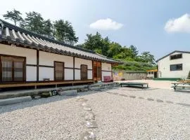 Gangneung ggabinejip hanok pension